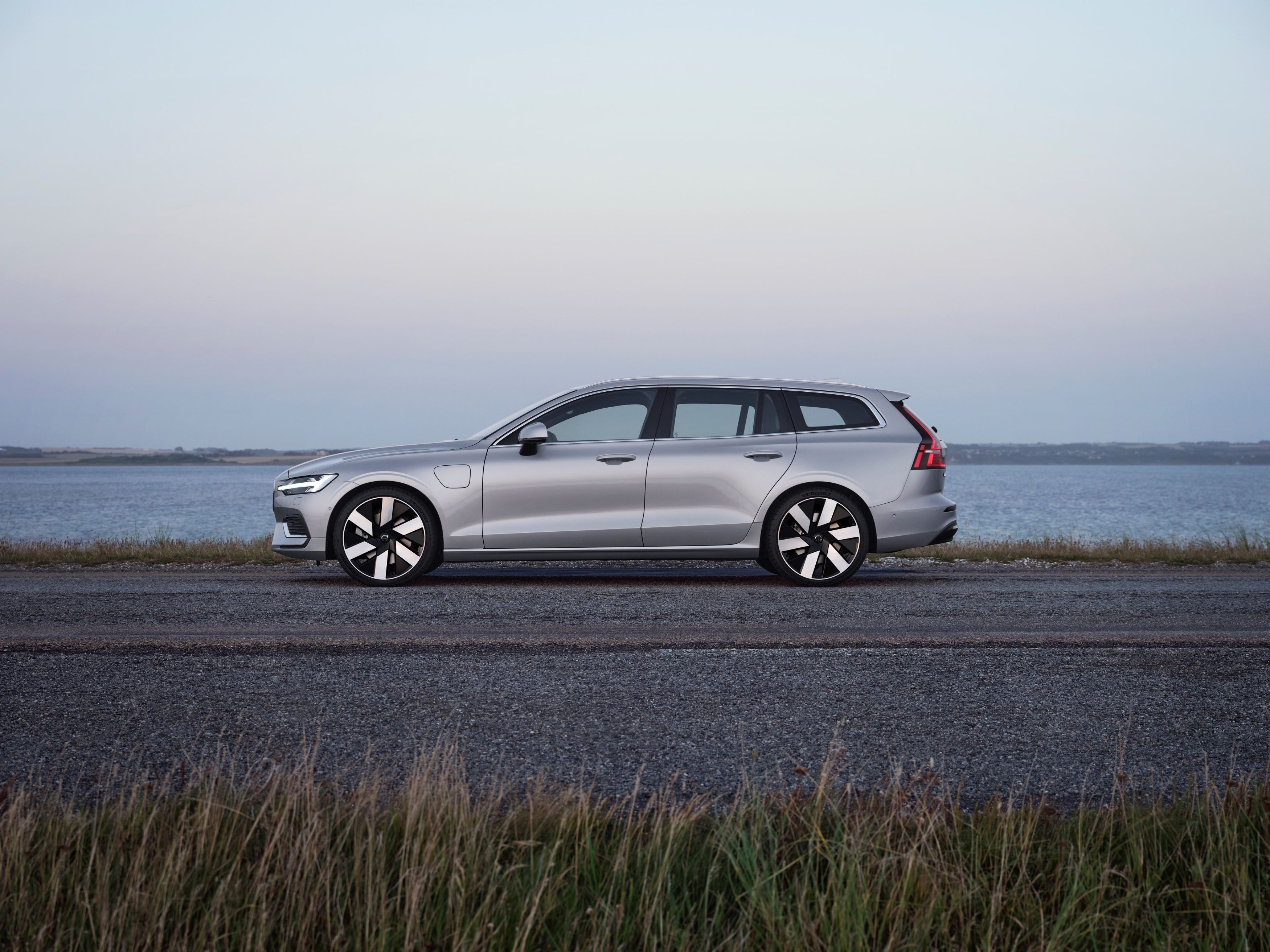 Volvo V60 Recharge Plug-in Hybrid ได้รับเลือกให้เป็น Car Of The Year ...